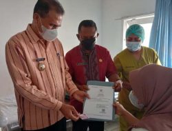 Serahkan Akta Lahir dan KIS Anak di RSUD Larantuka, Pejabat Bupati Flotim: 15 Menit Setelah Lahir Harus Diserahkan