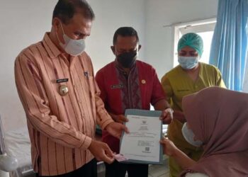 Serahkan Akta Lahir dan KIS Anak di RSUD Larantuka, Pejabat Bupati Flotim: 15 Menit Setelah Lahir Harus Diserahkan