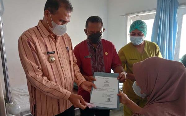 Serahkan Akta Lahir dan KIS Anak di RSUD Larantuka, Pejabat Bupati Flotim: 15 Menit Setelah Lahir Harus Diserahkan