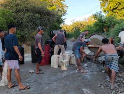 Hampir 20 Tahun Dibiarkan Rusak, Warga Gotong Royong Perbaiki Jalan di Kawasan Bluwa