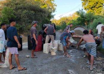Hampir 20 Tahun Dibiarkan Rusak, Warga Gotong Royong Perbaiki Jalan di Kawasan Bluwa