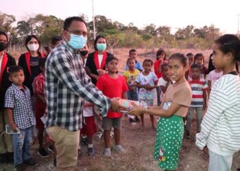 Bentuk Laskar Sehat dan Cerdas, 48 Mahasiswa FaKes  UCB Kunjungi Desa Letbaun