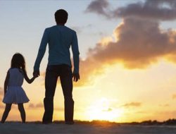 Mendidik dengan  Ucapan dan Teladan