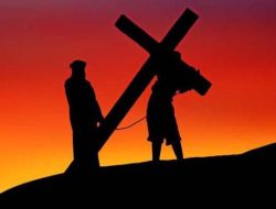 Setia Bersama Tuhan dengan Salib di Bahu