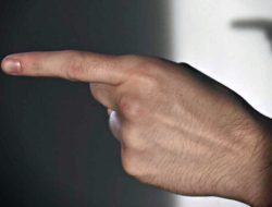 Melihat Antara Selumbar dan  Balok