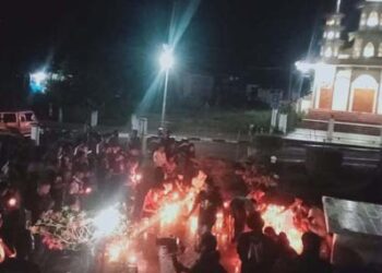 Aremania Flores Timur Gelar 1.000 Lilin untuk Korban Kanjuruhan; Investigasi TGIPF: Stadion Tak Layak !