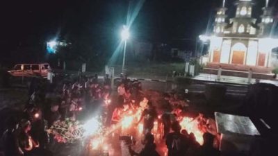 Aremania Flores Timur Gelar 1.000 Lilin untuk Korban Kanjuruhan; Investigasi TGIPF: Stadion Tak Layak !