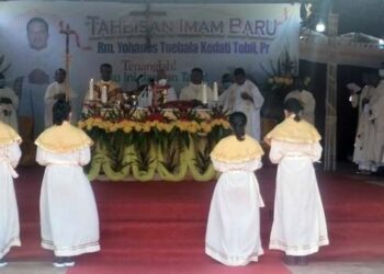 Uskup Kopong Kung Tahbiskan Romo Kedati Tobil, Pr di Riang Dua Saat HUT Otonomi Lembata