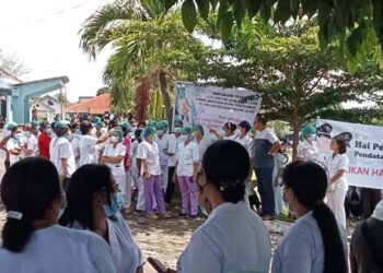 Ratusan Nakes Gelar Aksi Bisu, ‘Kami Sudah Tidak Percaya pada Wakil Rakyat dan Pemerintah Flores Timur’