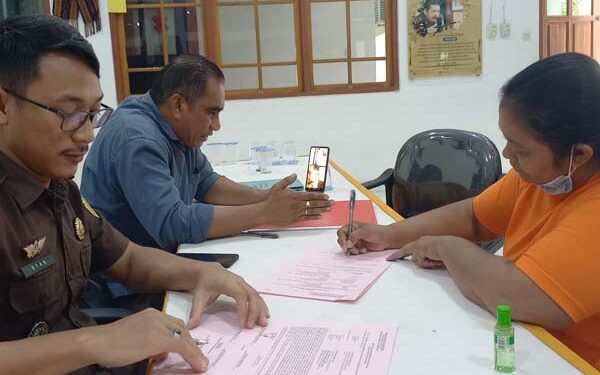 Kejari Flotim Serahkan Tersangka Tindak Pidana Korupsi Covid-19 Kepada Jaksa Penuntut Umum