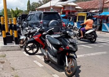 Miris! Masih Ditemukan Warga Larantuka Parkir Kendaraan di Zebra Cross