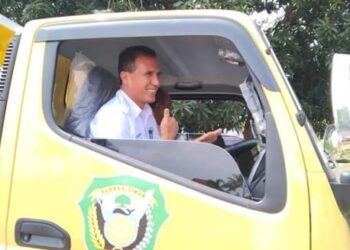 Penjabat Bupati Doris Rihi ‘Jadi Sopir’ Truk Sampah