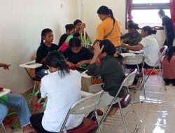 Pohon Natal HMPS Pendidikan Ekonomi IKTL sebagai Bentuk Kampanye Sampah