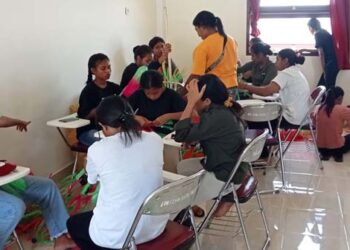Pohon Natal HMPS Pendidikan Ekonomi IKTL sebagai Bentuk Kampanye Sampah