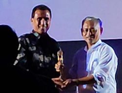 Penjabat Bupati Flores Timur Terima Pos Kupang Award Tahun 2022 Kategori Digitalisasi Desa