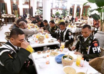 Untuk Pertama Kalinya, Presiden dan Ibu Negara Makan Bersama Pengawal di Luar Istana Negara