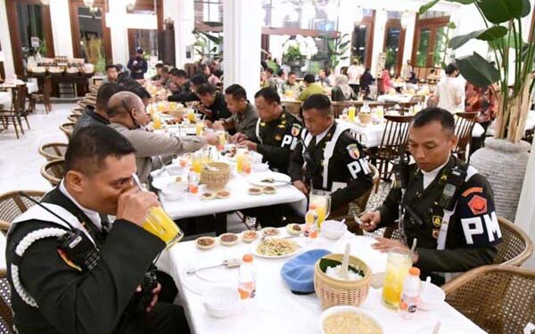 Untuk Pertama Kalinya, Presiden dan Ibu Negara Makan Bersama Pengawal di Luar Istana Negara