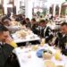Untuk Pertama Kalinya, Presiden dan Ibu Negara Makan Bersama Pengawal di Luar Istana Negara