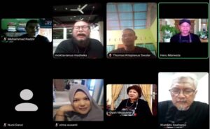 Penyair Loang Baca Puisi ‘Ina Budi Sare’ Saat Launching Buku ‘Bahasa Ibu, Bahasa Daerahku’ Secara Daring