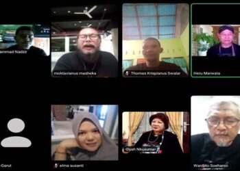 Penyair Loang Baca Puisi ‘Ina Budi Sare’ Saat Launching Buku ‘Bahasa Ibu, Bahasa Daerahku’ Secara Daring