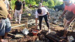 Dipimpin Langsung Penjabat Bupati Lembata, Pol PP Terjun Bedah Rumah Warga yang Tak Layak Huni