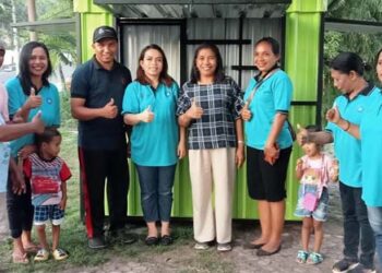 Ekonomi Morat Marit Picu Kekerasan terhadap Perempuan, Anna Kolin Bantu 2 Kontainer Jualan untuk Kelurahan Balela