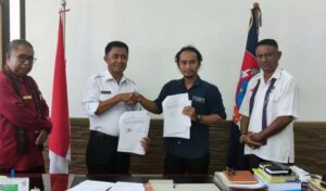 Penjabat Bupati Lembata dan Yayasan Cakra Tanda Tangan MoU Bangun Gedung SDN Waisesa