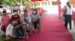 50 Difabel di Lembata Terima Bingkisan dari Ketua Bhayangkari NTT