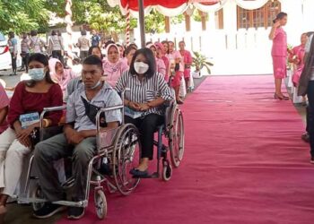 50 Difabel di Lembata Terima Bingkisan dari Ketua Bhayangkari NTT