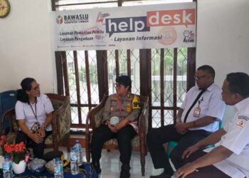 Kunjungi Sekretariat Bawaslu Lembata, Kapolres Vivick Tjangkung: Polisi tidak Bisa Jalan Sendiri