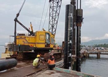 Pemasangan Tiang Pancang Pelabuhan Laut Lewoleba Dimulai, Bupati Jawa: Bangkai Kapal Masih Menumpuk