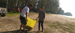 Kolektivitas GEMMAFTIM Samarinda Lakukan Bakti Sosial Bersih Pantai Tanah Merah Samboja