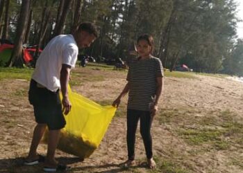 Kolektivitas GEMMAFTIM Samarinda Lakukan Bakti Sosial Bersih Pantai Tanah Merah Samboja