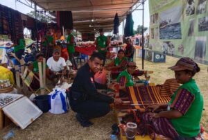 UMKM Lembata Demo Proses Tenun, Titi Jagung dan Masak Putu di Arena Pameran Asean Summit 2023 Labuan Bajo
