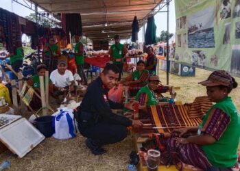 UMKM Lembata Demo Proses Tenun, Titi Jagung dan Masak Putu di Arena Pameran Asean Summit 2023 Labuan Bajo