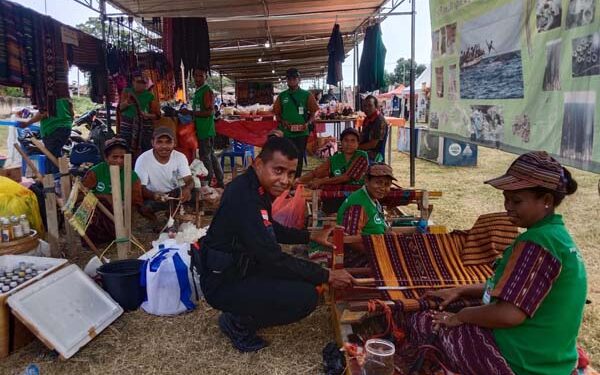 UMKM Lembata Demo Proses Tenun, Titi Jagung dan Masak Putu di Arena Pameran Asean Summit 2023 Labuan Bajo