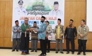 Pemerintah Lembata Lepas Keberangkatan 10 Jemaah Calon Haji Menuju Tanah Suci