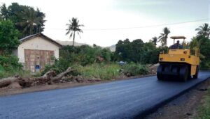 Jalan Tiga Kota Larantuka Dihotmix, Penjabat Bupati Doris Rihi Tuai Pujian Warga