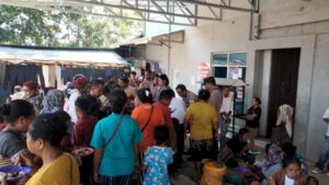 Gandeng HLF dan ‘Gerobak Makan Indonesia’, Polres Lembata Beri Makan Gratis Pedagang Pasar Pada