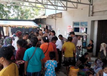 Gandeng HLF dan ‘Gerobak Makan Indonesia’, Polres Lembata Beri Makan Gratis Pedagang Pasar Pada