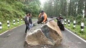 Tak Baik Jadi Batu Sandungan
