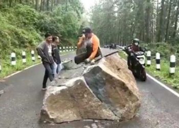 Tak Baik Jadi Batu Sandungan