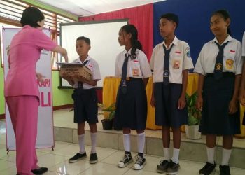 Kunjungi Spentig Hewa, Ketua Bhayangkari Cabang Flores Timur Serahkan Bansos