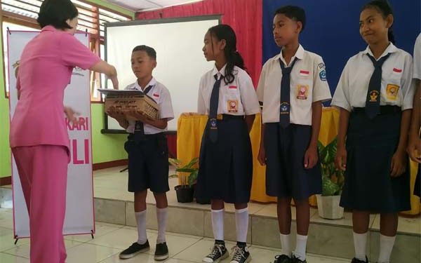 Kunjungi Spentig Hewa, Ketua Bhayangkari Cabang Flores Timur Serahkan Bansos