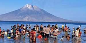 Dorong Lestarikan Budaya Rewa Ika, Kapolres Lembata Ikut Cebur ke Laut di Pantai Lewolein