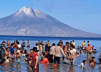 Dorong Lestarikan Budaya Rewa Ika, Kapolres Lembata Ikut Cebur ke Laut di Pantai Lewolein