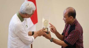 Uskup Agung Semarang Beri Kenang-Kenangan Replika Kepala Tongkat kepada Ganjar Pranowo