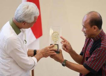 Uskup Agung Semarang Beri Kenang-Kenangan Replika Kepala Tongkat kepada Ganjar Pranowo