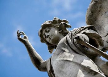 Malaikat Pelindung Berjalan di Depanmu