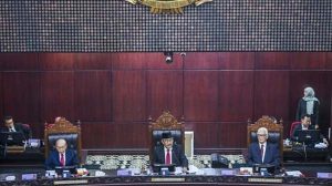 Ipar Jokowi Dicopot dari Ketua MK, tapi Putra Sulungnya Lolos Jadi Cawapres